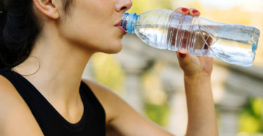 Boire de l'eau en bouteille