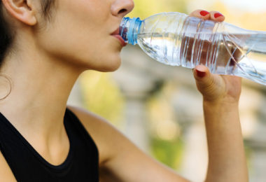 Boire de l'eau en bouteille