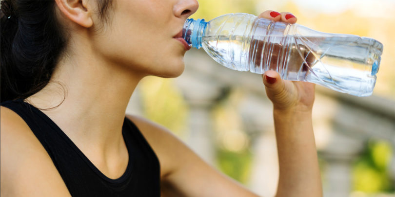 Boire de l'eau en bouteille