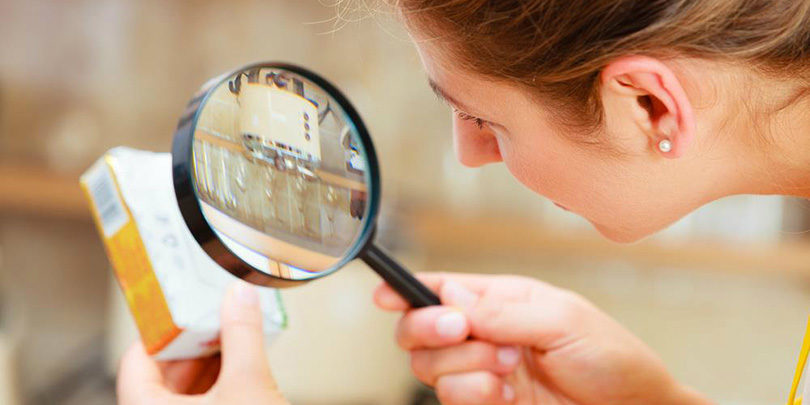 Loupe sur l'étiquette d'un aliment