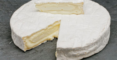 Plateau de fromages avec brie