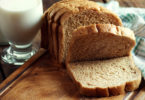 Pain de mie et verre de lait