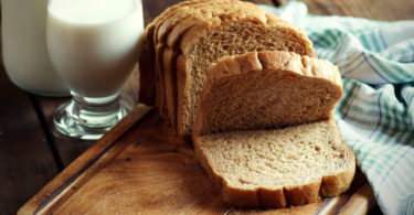 Pain de mie et verre de lait