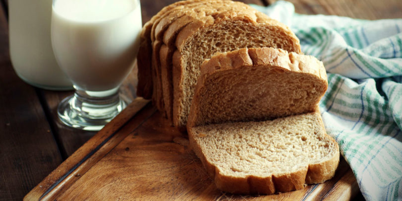 Pain de mie et verre de lait