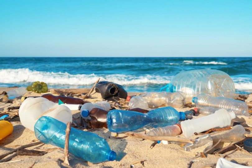 Déchets de plastique sur la plage